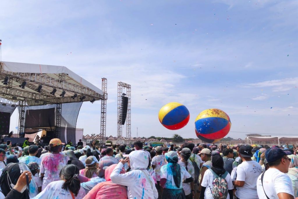 Penampilan musisi Ari Lasso menghibur peserta di panggung utama perayaan HUT ke-19 Paramount Enterprise.