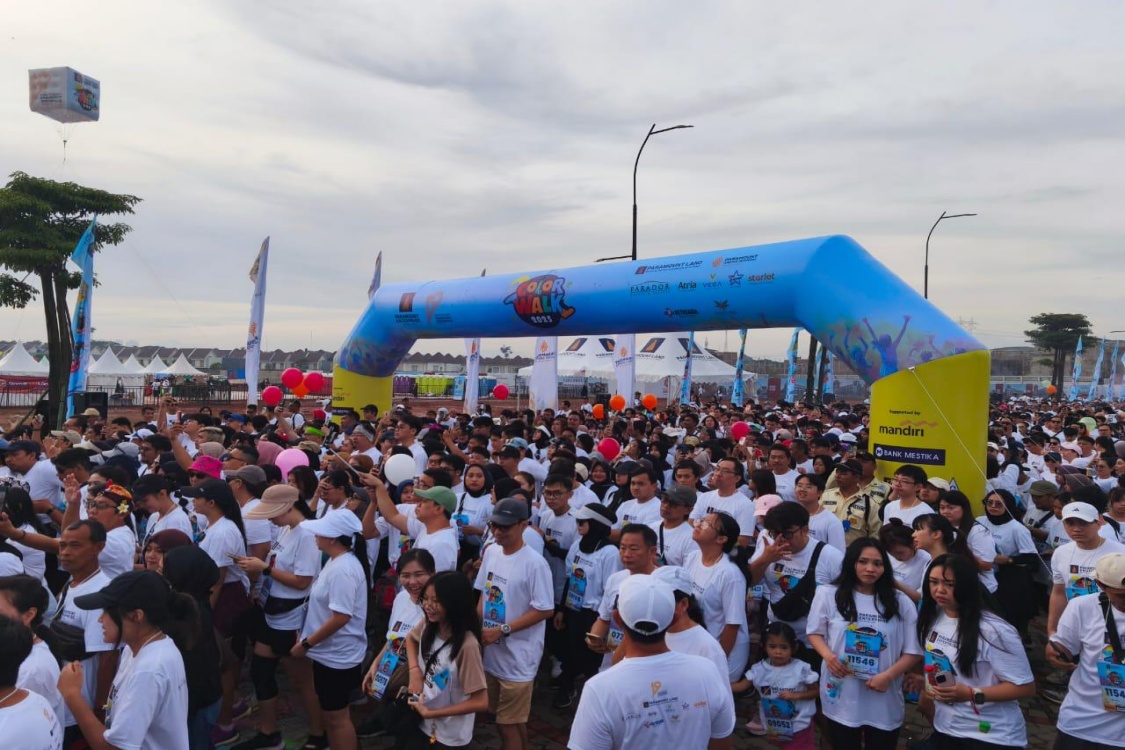 Ribuan peserta memadati jalanan Gading Serpong saat mengikuti acara fun walk Paramount Color Walk 2025.