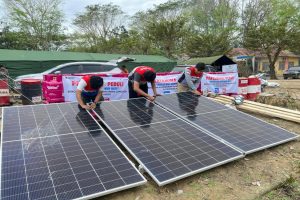 pertamina-hadirkan-listrik-tenaga-surya-terangi-tenda-pengungsi-aceh-tamiang-2