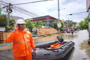 Petugas-PLN-Siaga-Banjir