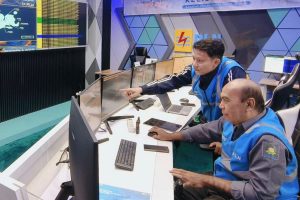 Petugas-Dispatcher-PLN-Siaga-Kelistrikan-Idul-Fitri
