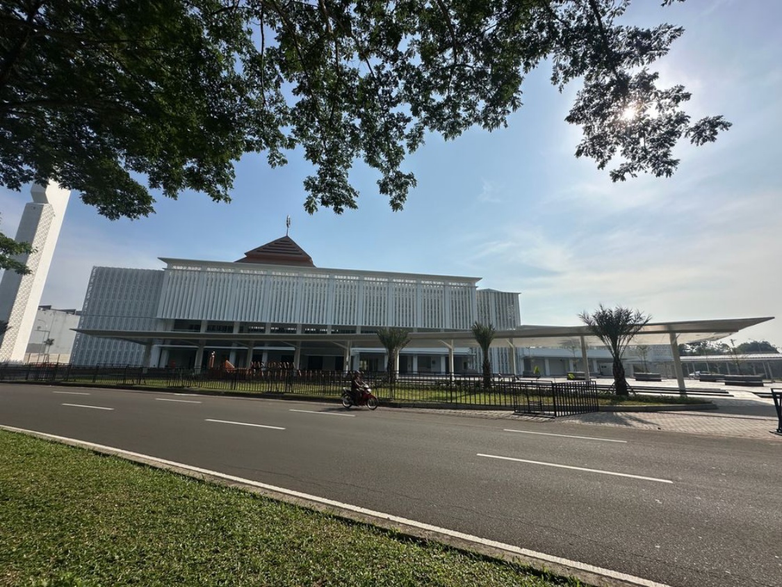 Masjid Baitul Mukhtar BSD City dengan konsep arsitektur Joglo modern.