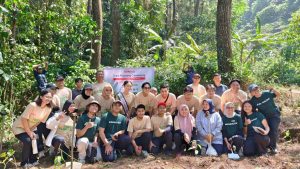 015 - Foto 4 - Foto group setelah acara penanaman 600 pohon di kawasan pusat suaka elang, Taman Nasional Gunung Halimun Salak