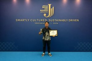 018 - Foto 1 - Ely Iwan Kurniawan, Atom Sharp Cabang Yogyakarta menerima penghargaan Jogja Brand and Business Awards