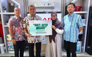024 - Foto 1 - Penyerahan donasi Sharp secara simbolis yang diterima oleh perwakilan Human Initiative