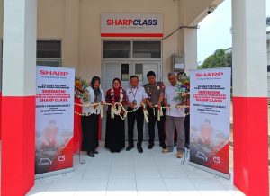 029 - Foto 4 - Pemotongan pita yang melambangakan program SHarp Class dimulai